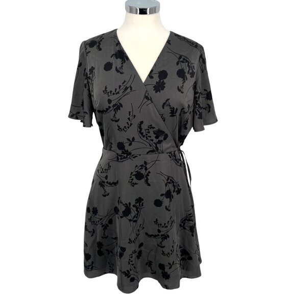 41 Hawthorn Floral Wrap Dress Satin Short Sleeve Gray Black Size MP NWT - Picture 1 of 12